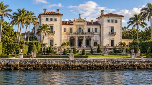 Explore mansions in Florida and elevate your lifestyle